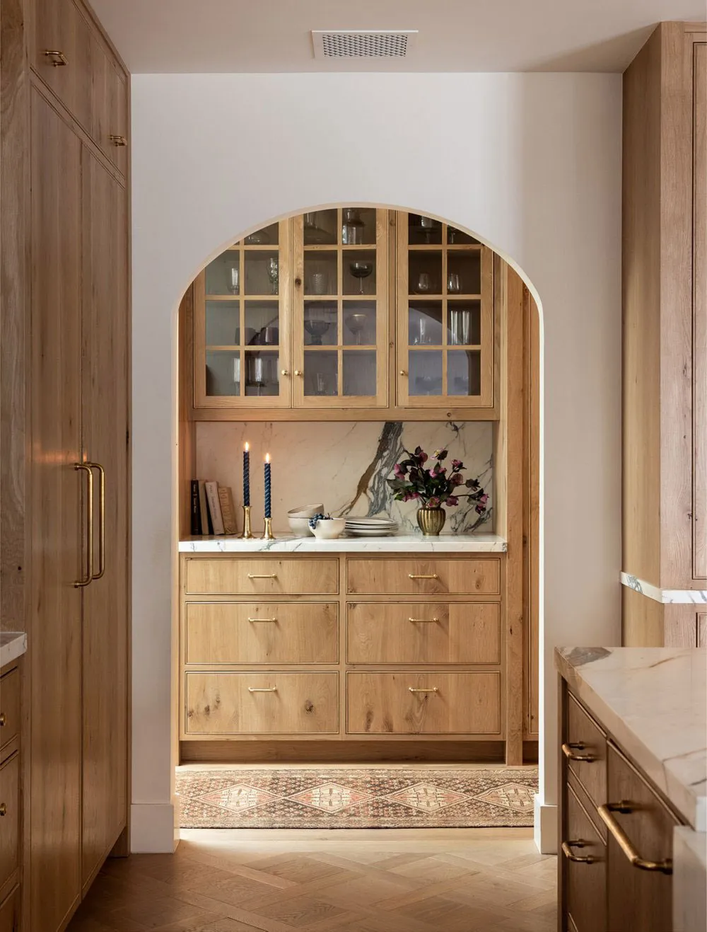 Много дерева и интересные принты: яркий интерьер красивого дома в стиле Тюдор - Gallery image 9