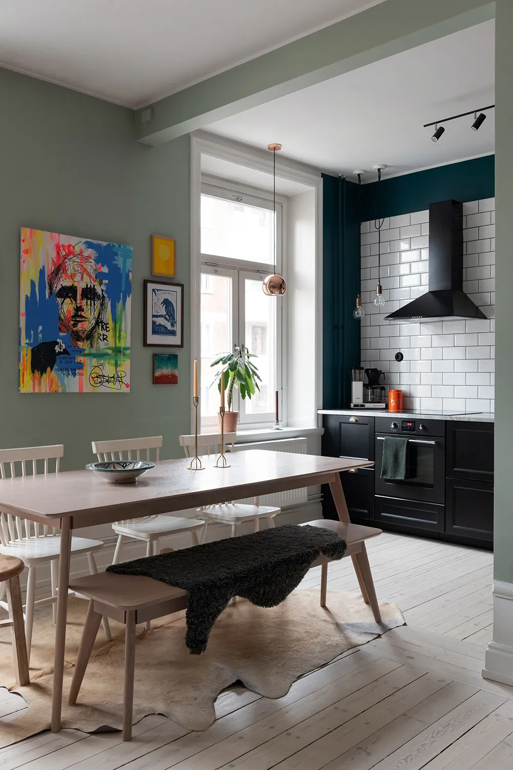 Голубые стены и современное искусство: красочная квартира в Стокгольме (54 кв. м) - Gallery image 13