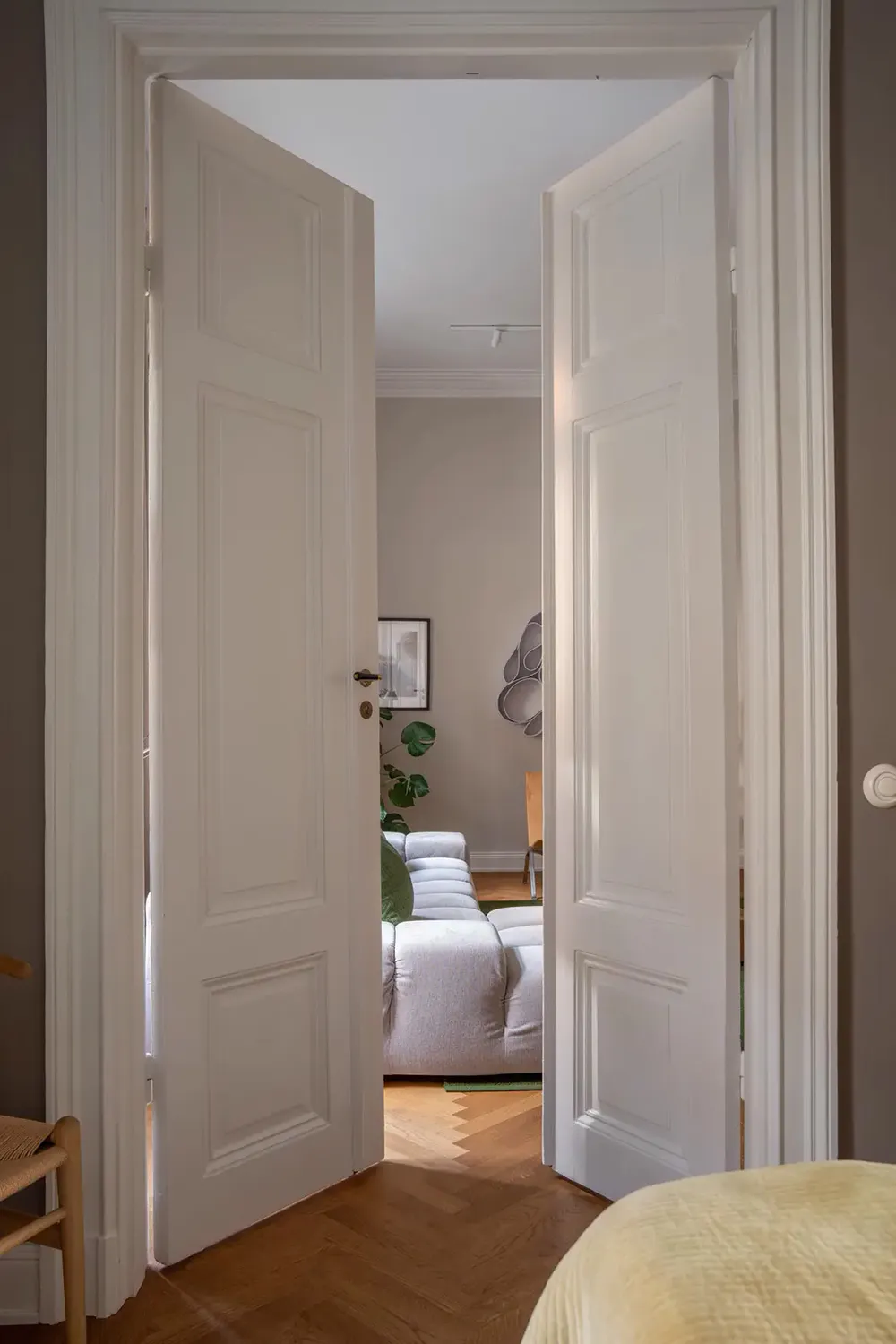 Ventanas arqueadas con plantas trepadoras: un interior inusual en Estocolmo - Gallery image 15