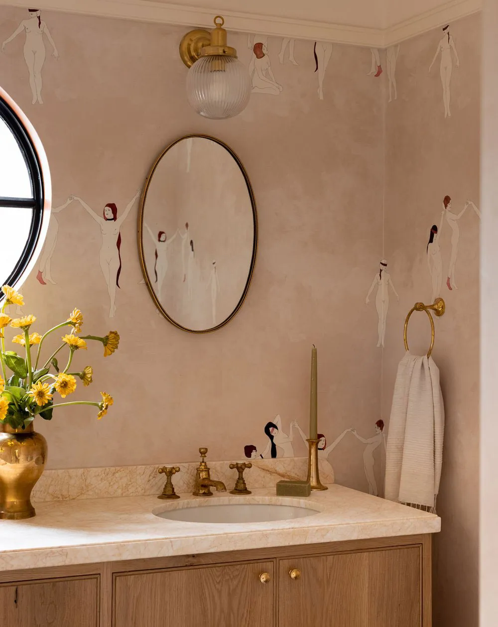 Много дерева и интересные принты: яркий интерьер красивого дома в стиле Тюдор - Gallery image 11