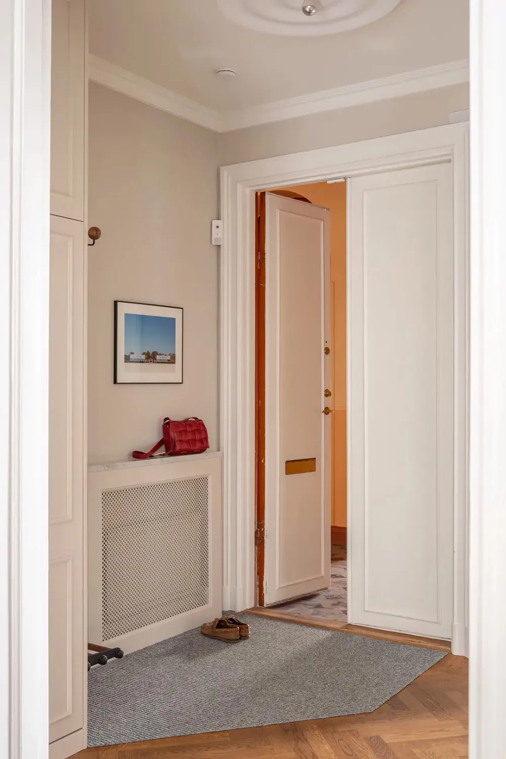 Ventanas arqueadas con plantas trepadoras: un interior inusual en Estocolmo - Gallery image 24