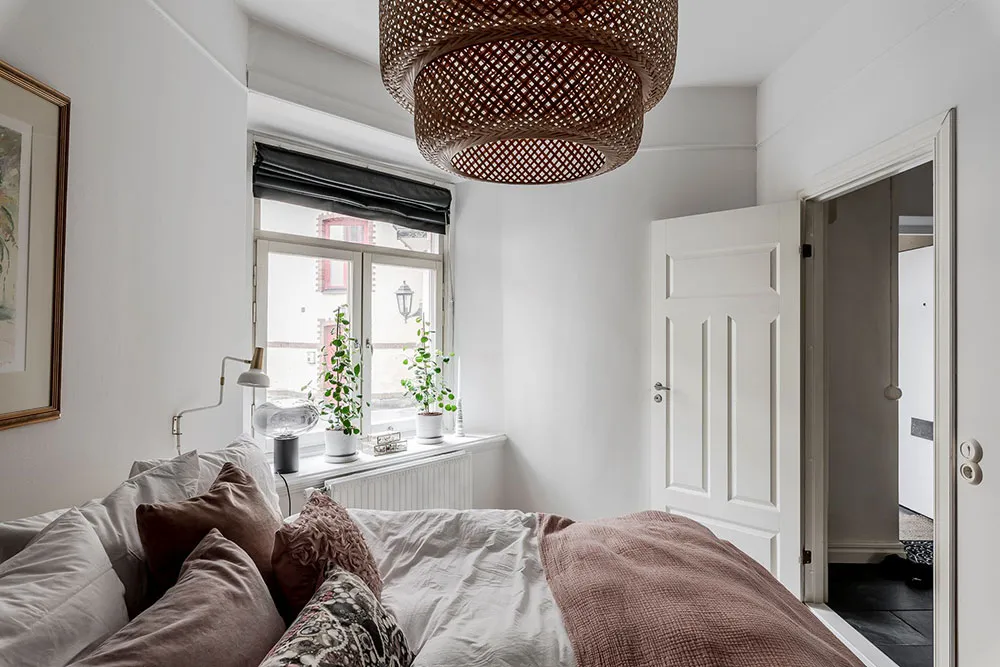 Różowe ściany i wintageowa witrażówka: uroczy mieszkanie w Szwecji (60 m²) - Gallery image 14