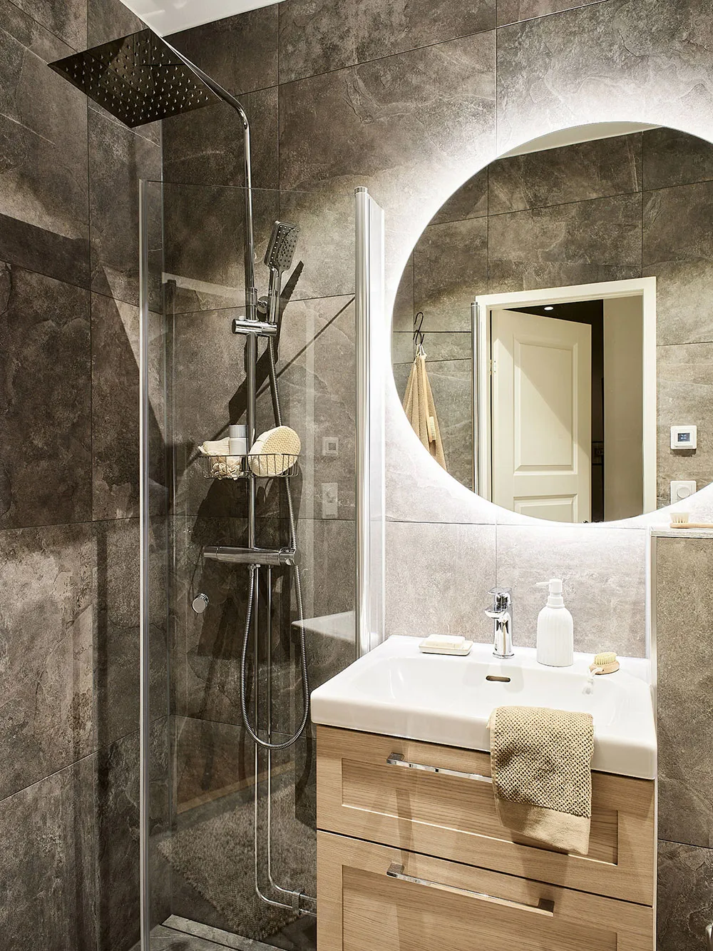 Warm and Gentle Scandinavian Interior with Small Means (87 sq. m) - Gallery image 9