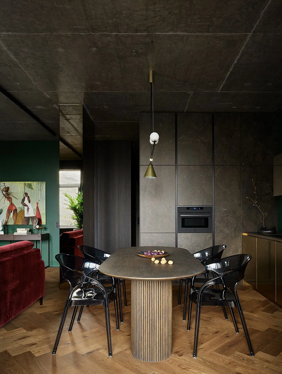 Sala verde y dormitorio rojo: apartamento con tonos intensos para una familia joven en Minsk - Gallery image 2