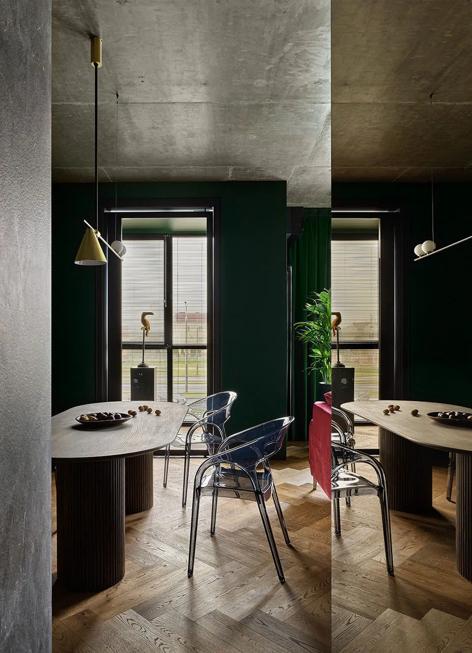 Sala verde y dormitorio rojo: apartamento con tonos intensos para una familia joven en Minsk - Gallery image 6