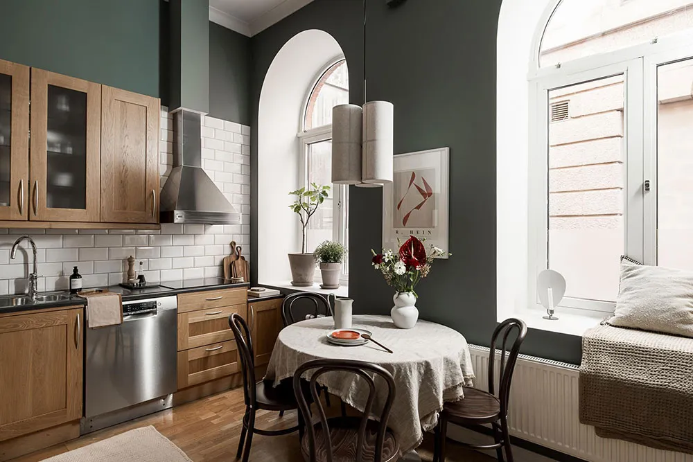 Hermosa unidad escandinava con paredes oscuras y techos altos (77 m²) - Gallery image 14