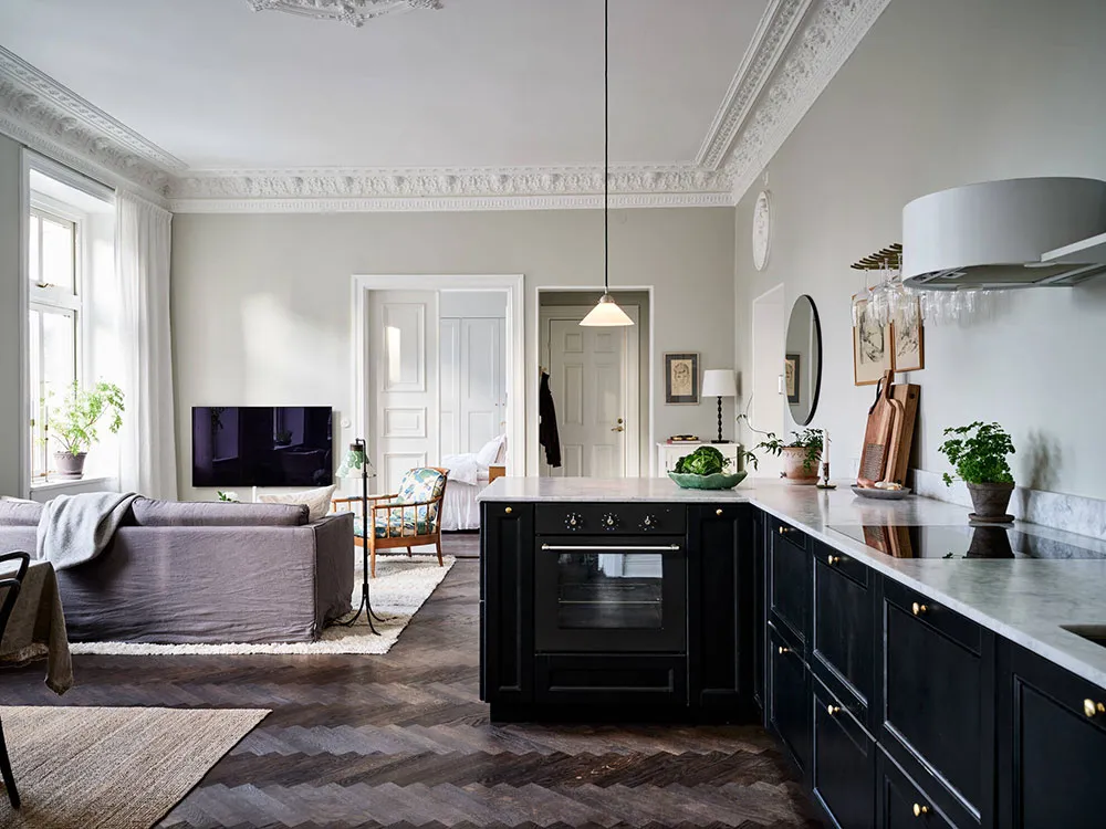 Open Layout and Luxurious Moldings: Characterful Apartment in Gothenburg (76 sqm) - Gallery image 13