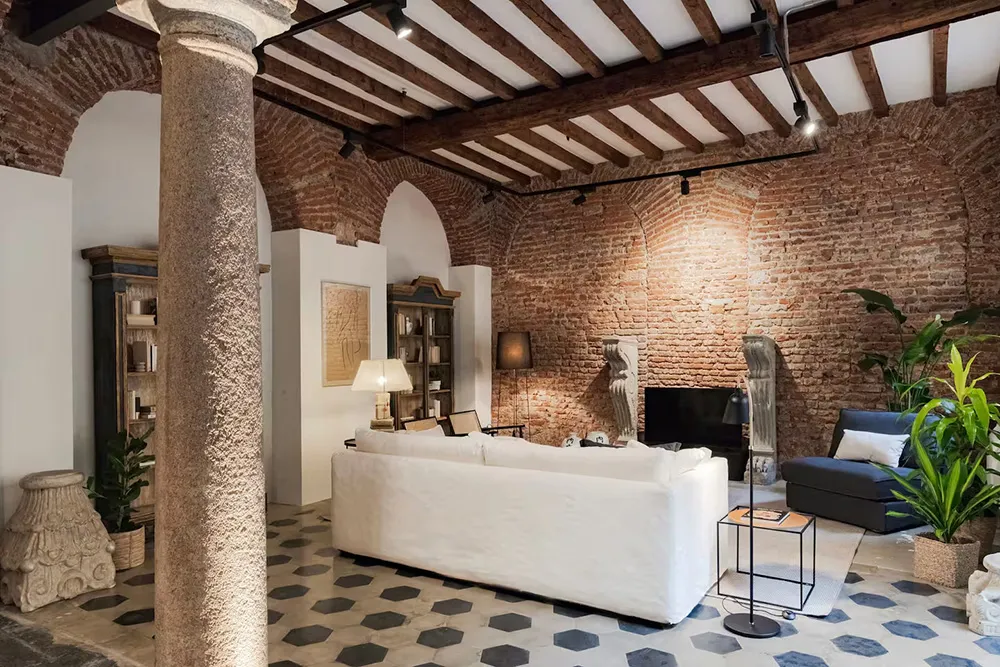 ईंट की मेहराब एवं स्तंभ: मिलान में 12वीं शताब्दी की इमारत में स्थित एक अद्भुत अपार्टमेंट - Gallery image 8