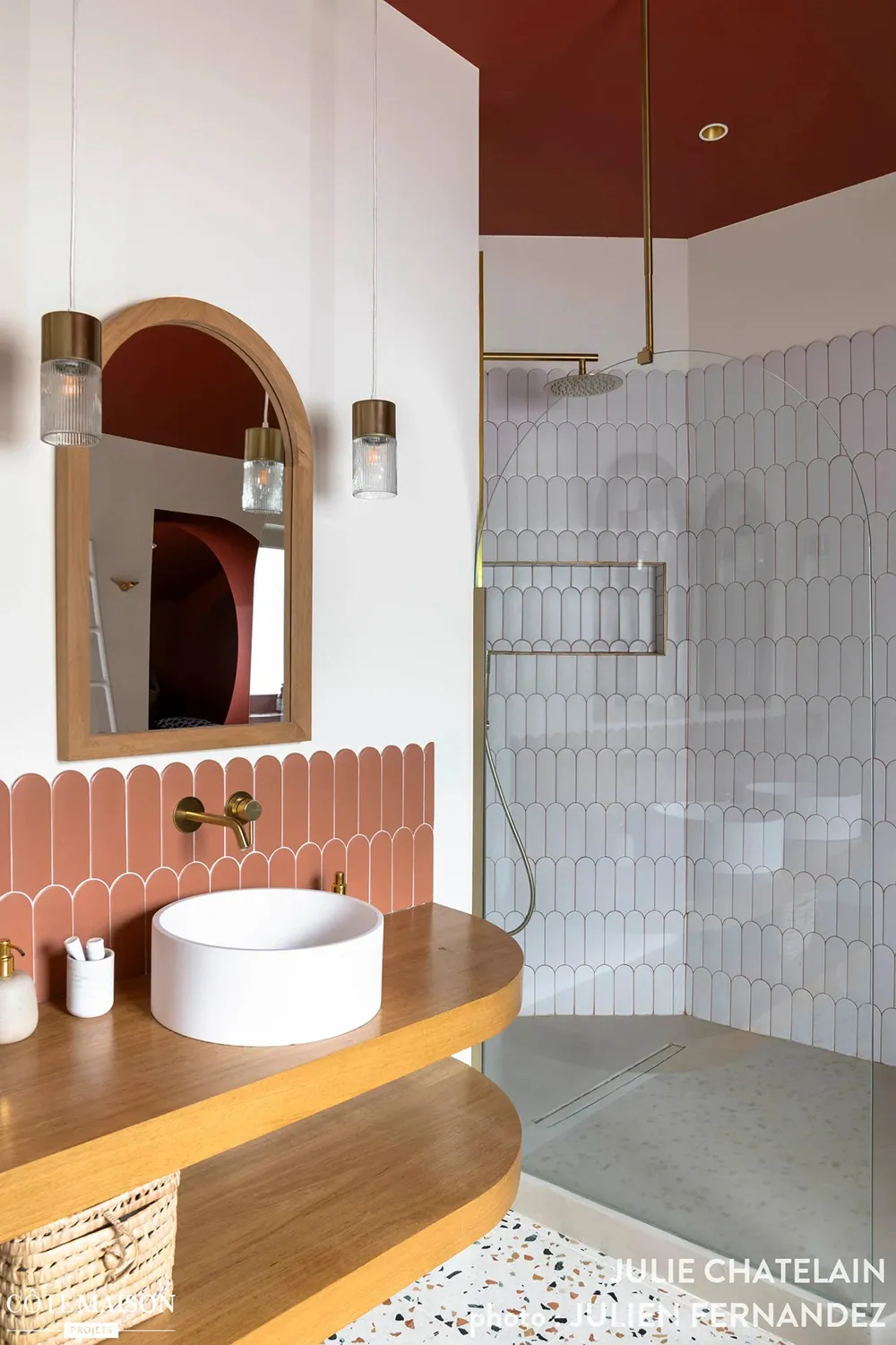 Design élégant dans des tons chauds pour une villa sur la côte atlantique de France - Gallery image 25