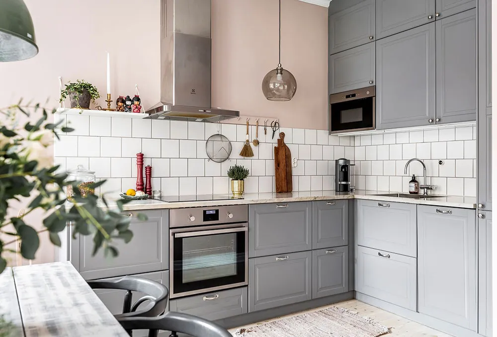 Różowe ściany i wintageowa witrażówka: uroczy mieszkanie w Szwecji (60 m²) - Gallery image 9