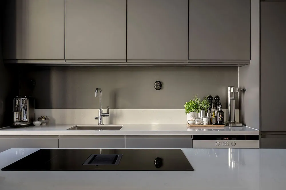 Nowoczesne wykończenie małej dwudziestki w starożytnym domu w Stokholmie (66 m²) - 12
