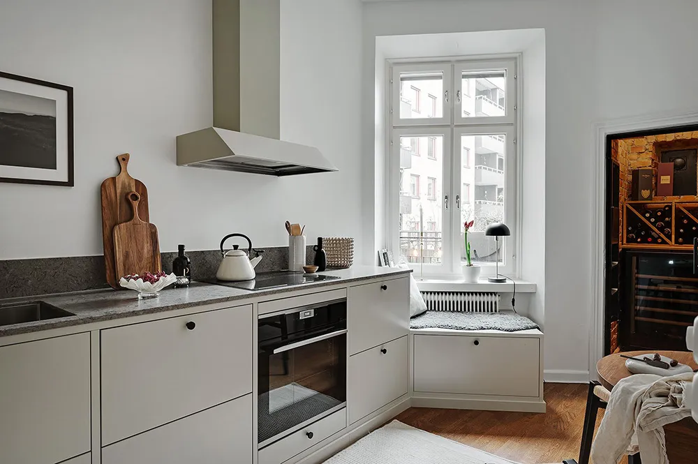 Скандинавская квартира с рыжими акцентами и зелёной обеденной - Gallery image 14