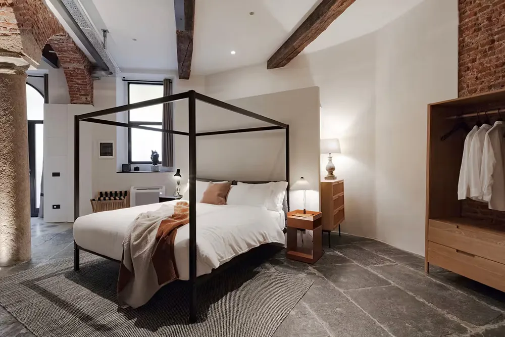 ईंट की मेहराब एवं स्तंभ: मिलान में 12वीं शताब्दी की इमारत में स्थित एक अद्भुत अपार्टमेंट - Gallery image 14