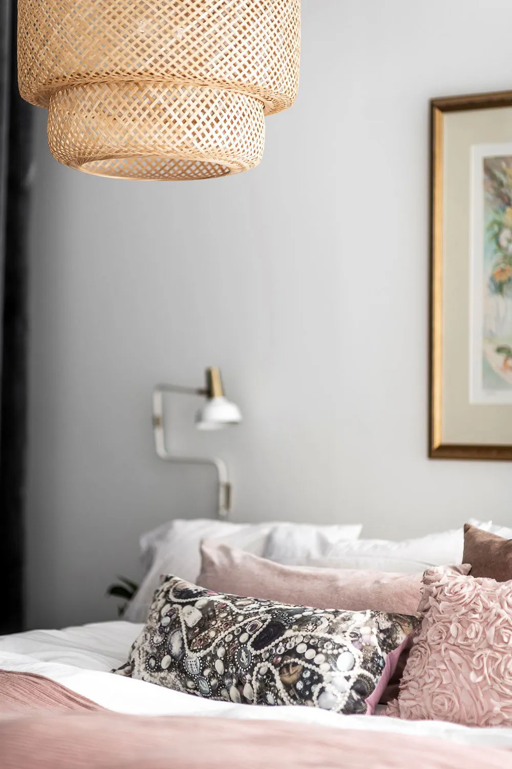 Różowe ściany i wintageowa witrażówka: uroczy mieszkanie w Szwecji (60 m²) - Gallery image 16