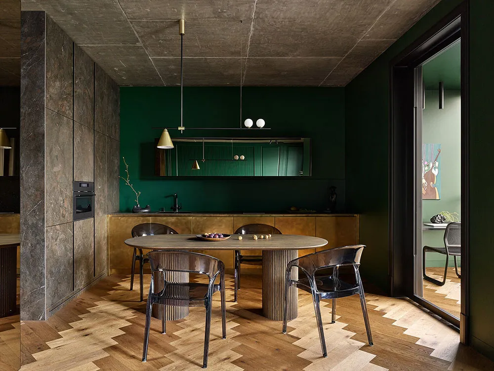 Sala verde y dormitorio rojo: apartamento con tonos intensos para una familia joven en Minsk - Gallery image 5