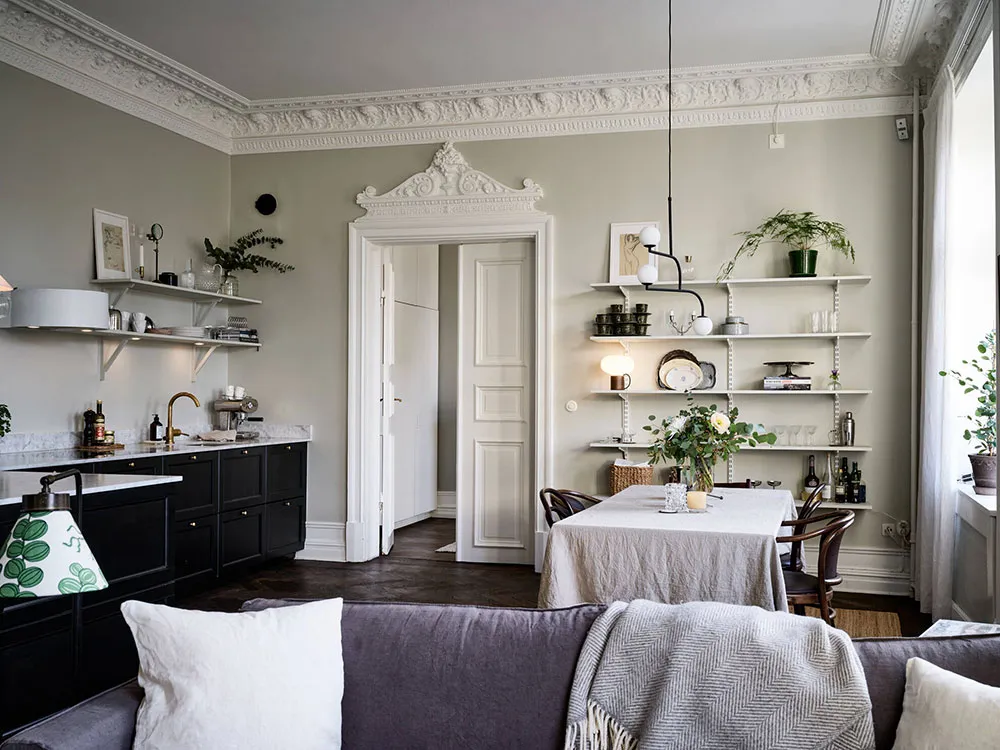 Open Layout and Luxurious Moldings: Characterful Apartment in Gothenburg (76 sqm) - Gallery image 4