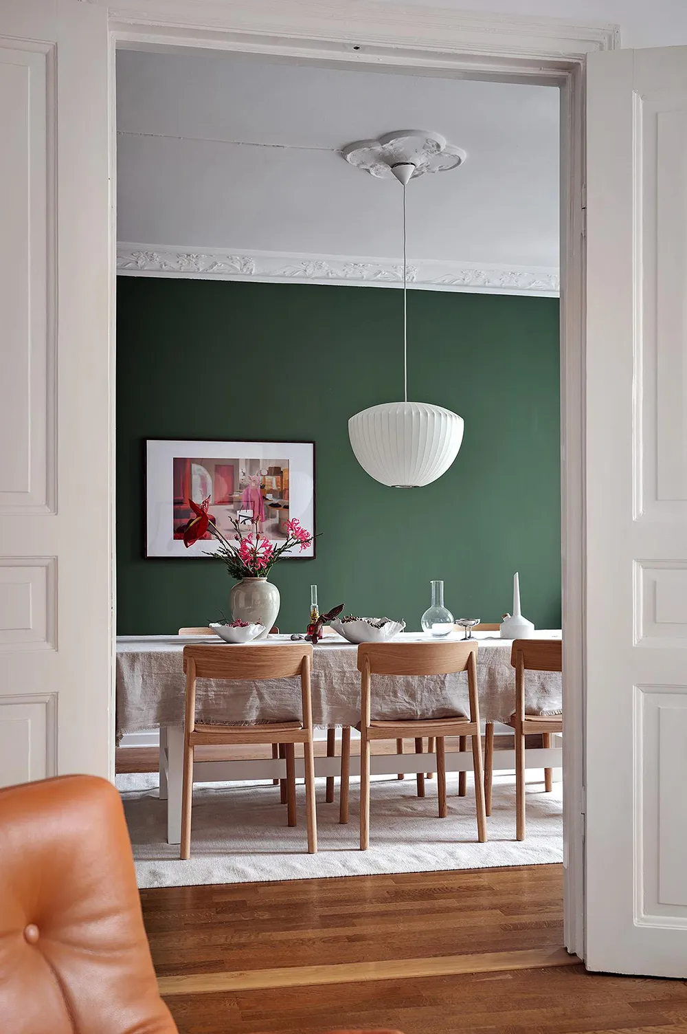 Скандинавская квартира с рыжими акцентами и зелёной обеденной - Gallery image 1