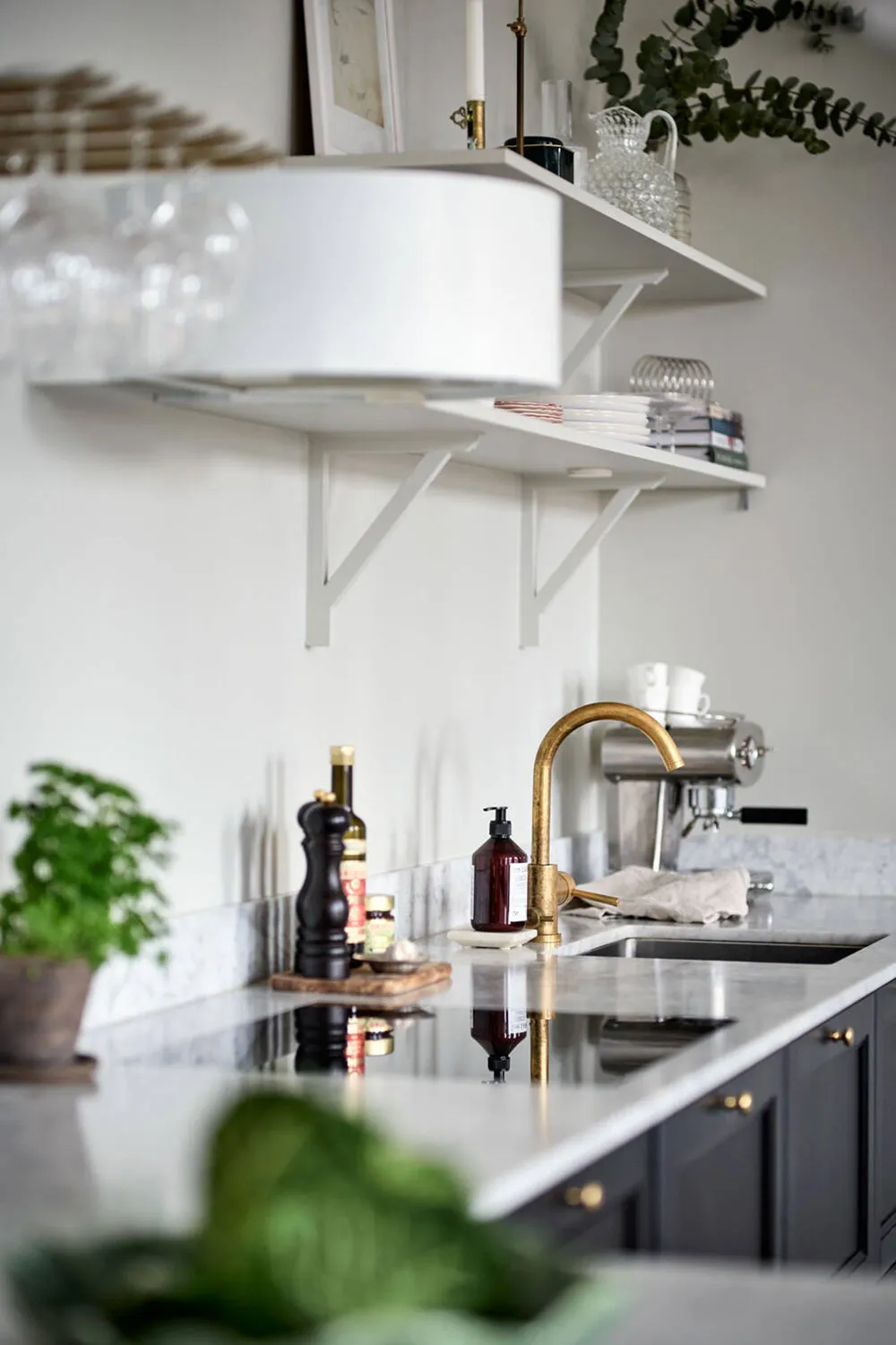 Open Layout and Luxurious Moldings: Characterful Apartment in Gothenburg (76 sqm) - Gallery image 5