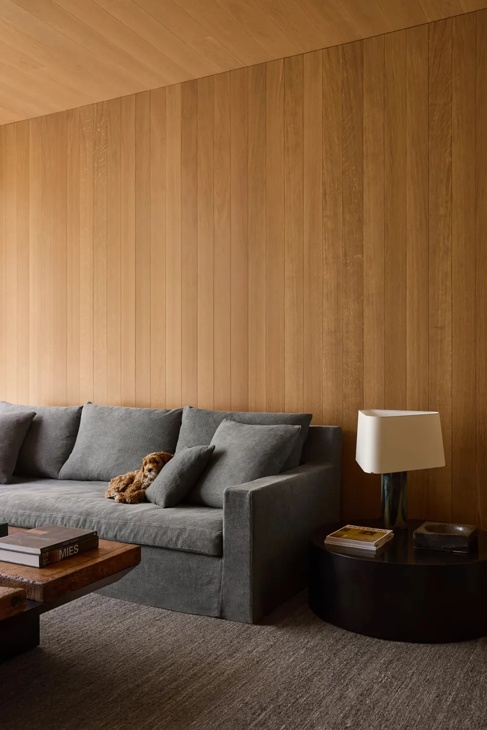 Intérieur minimaliste chaleureux d'un town-house moderne en Belgique - Gallery image 2