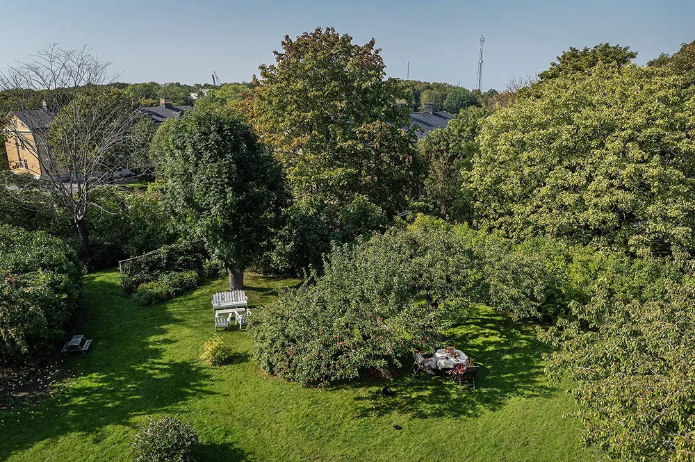 Обильний декор у квартирі в будинку XVIII століття у Гетеборзі - Gallery image 31