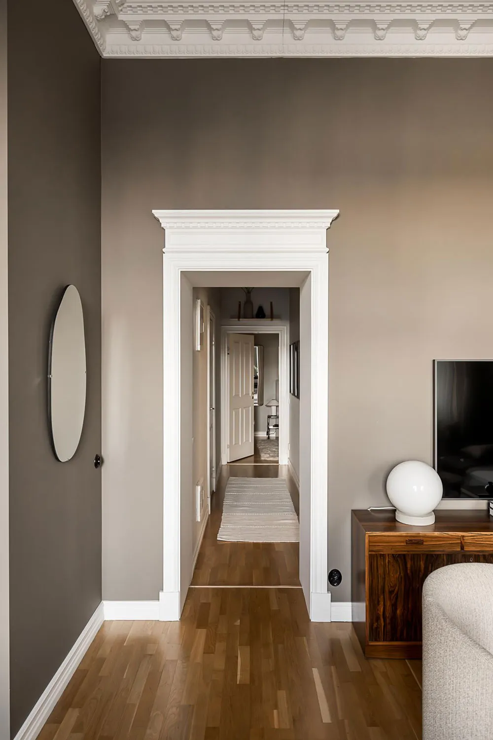 Hermosa unidad escandinava con paredes oscuras y techos altos (77 m²) - Gallery image 10