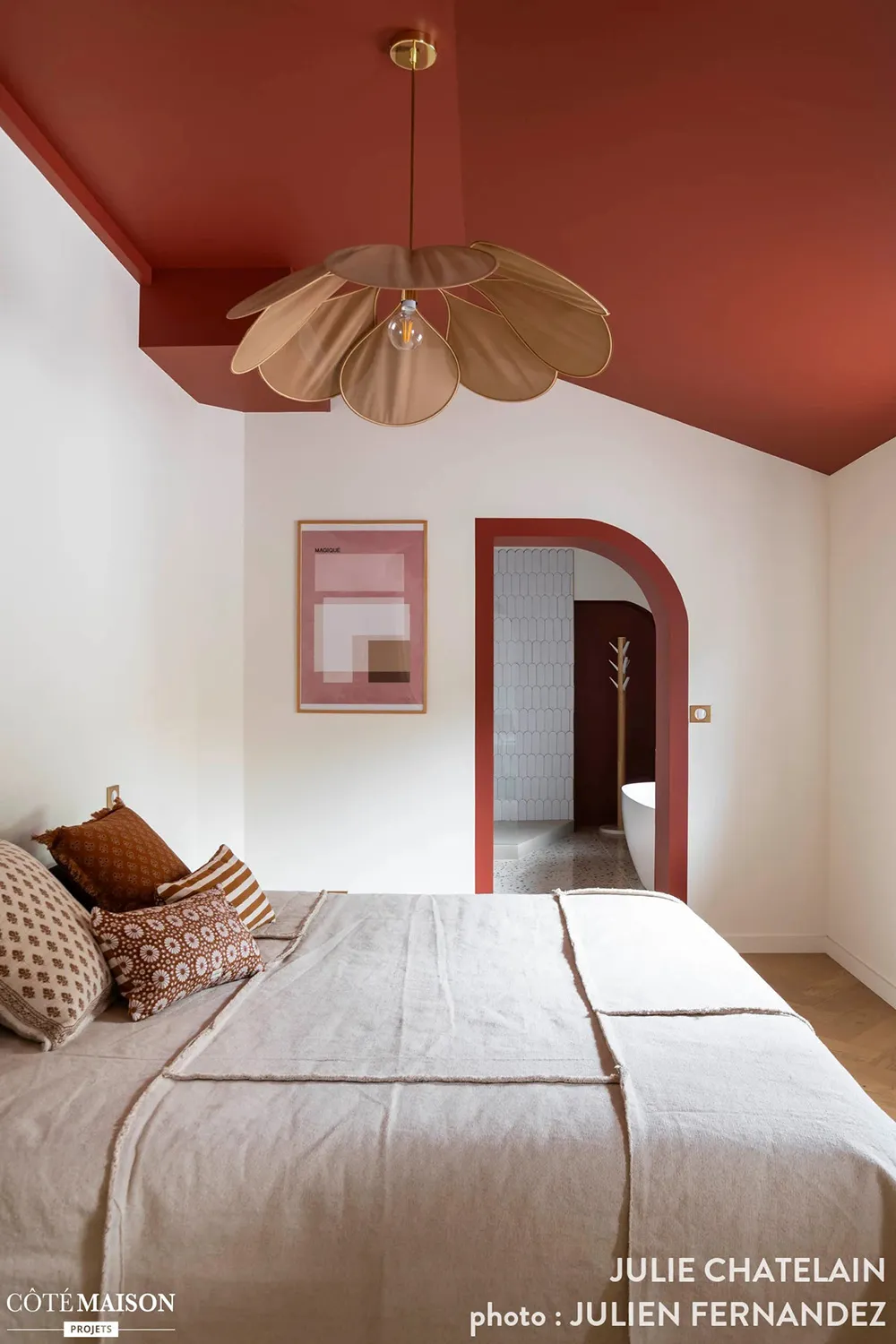 Design élégant dans des tons chauds pour une villa sur la côte atlantique de France - Gallery image 23