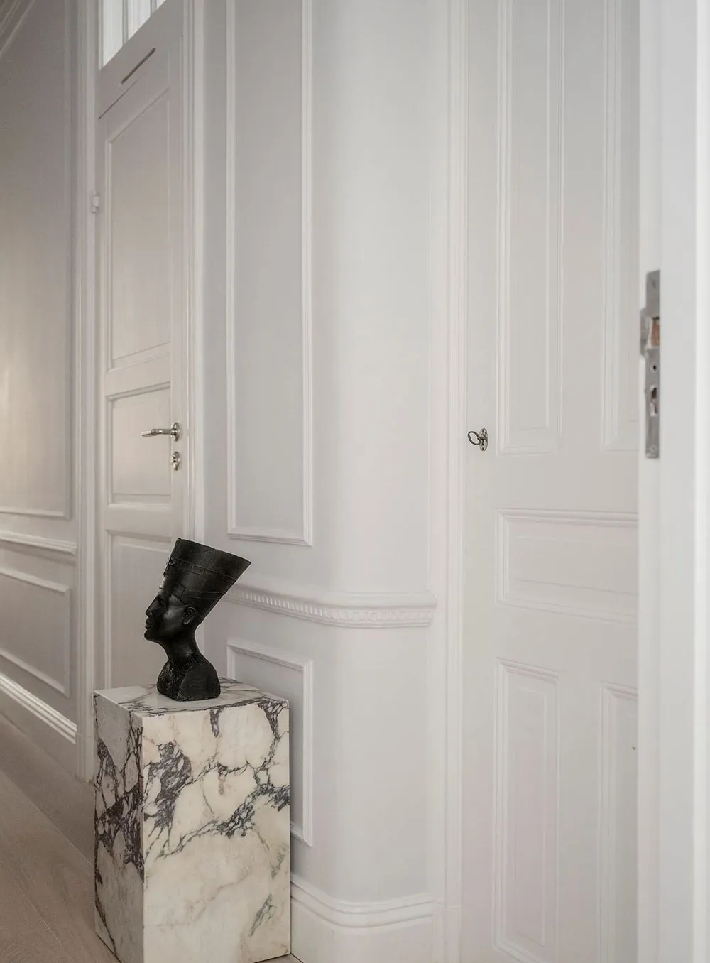 Nowoczesne wykończenie małej dwudziestki w starożytnym domu w Stokholmie (66 m²) - 21