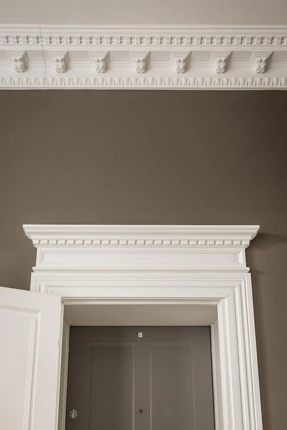 Hermosa unidad escandinava con paredes oscuras y techos altos (77 m²) - Gallery image 11