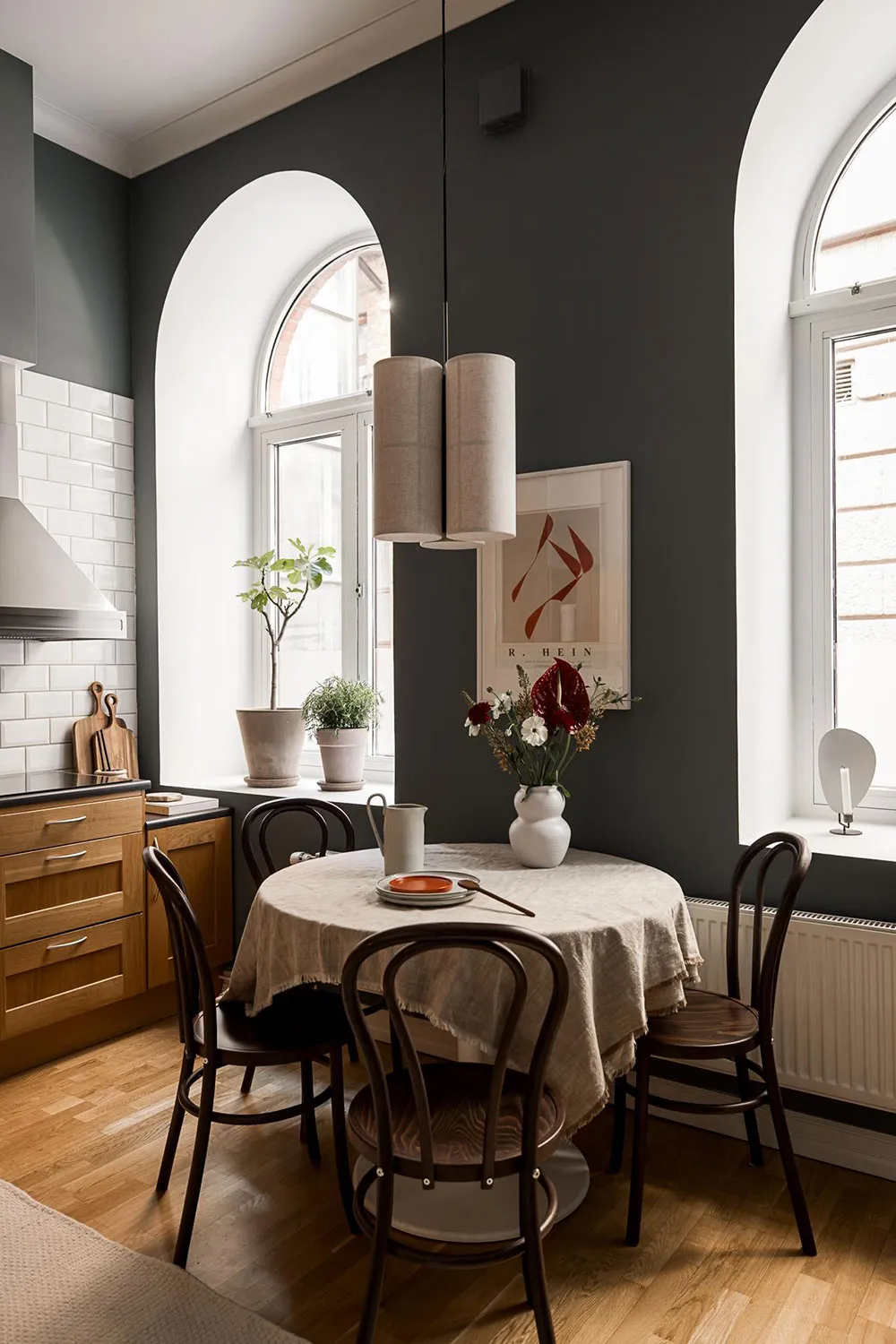 Hermosa unidad escandinava con paredes oscuras y techos altos (77 m²) - Gallery image 12