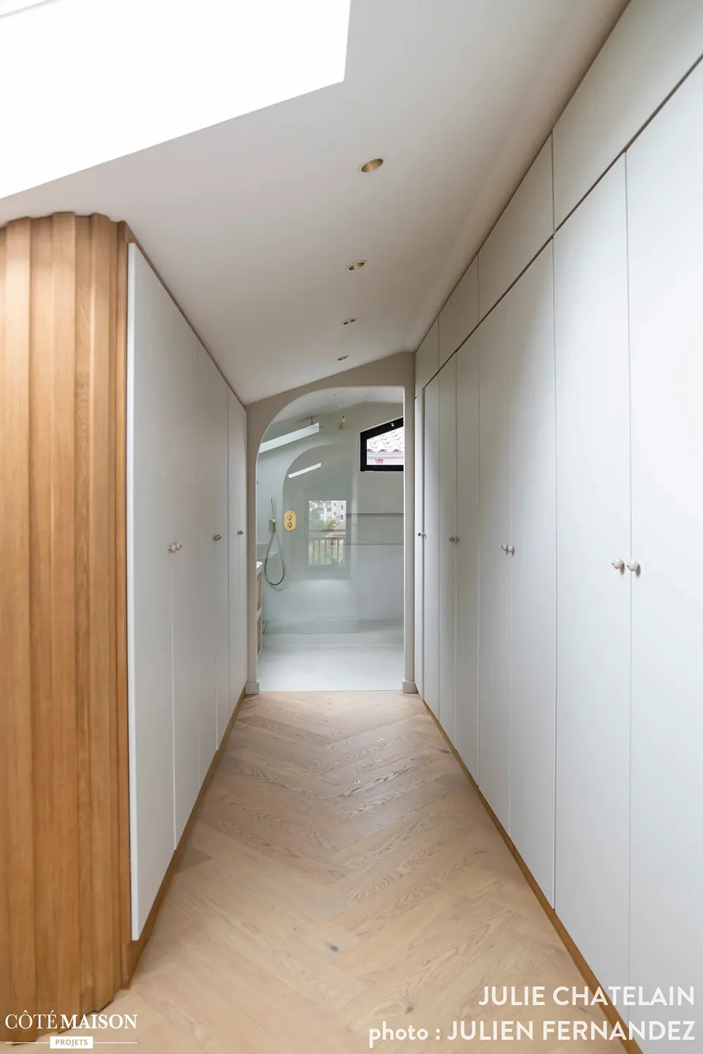 Design élégant dans des tons chauds pour une villa sur la côte atlantique de France - Gallery image 15