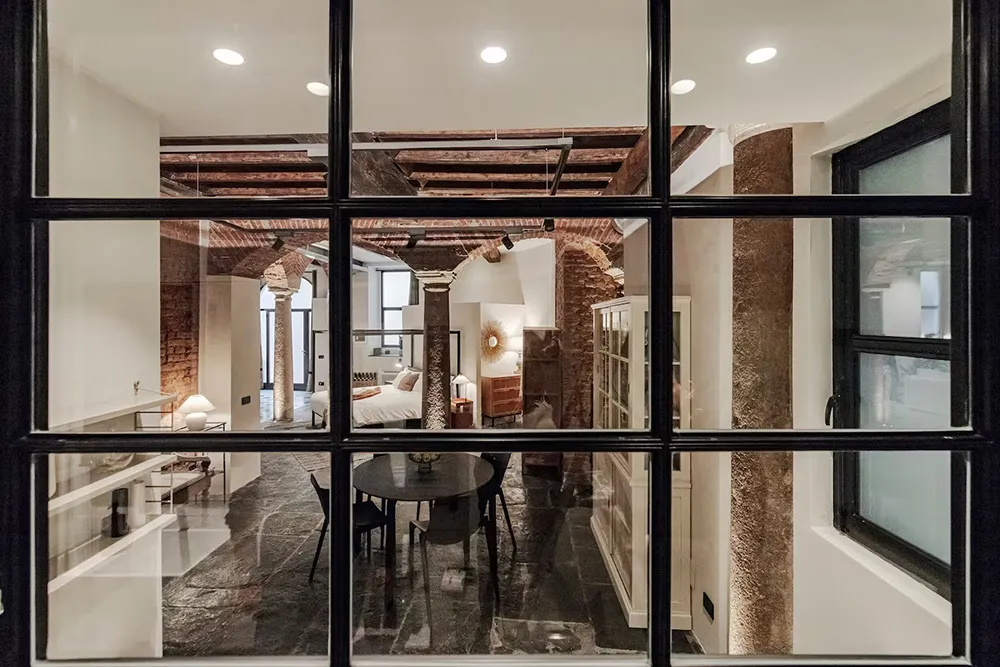 ईंट की मेहराब एवं स्तंभ: मिलान में 12वीं शताब्दी की इमारत में स्थित एक अद्भुत अपार्टमेंट - Gallery image 18