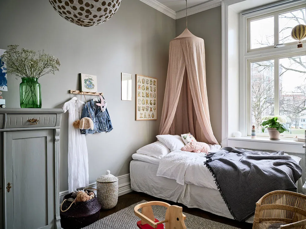 Open Layout and Luxurious Moldings: Characterful Apartment in Gothenburg (76 sqm) - Gallery image 10