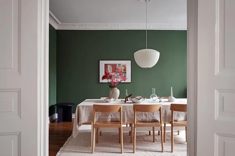 Скандинавская квартира с рыжими акцентами и зелёной обеденной - Gallery image 3