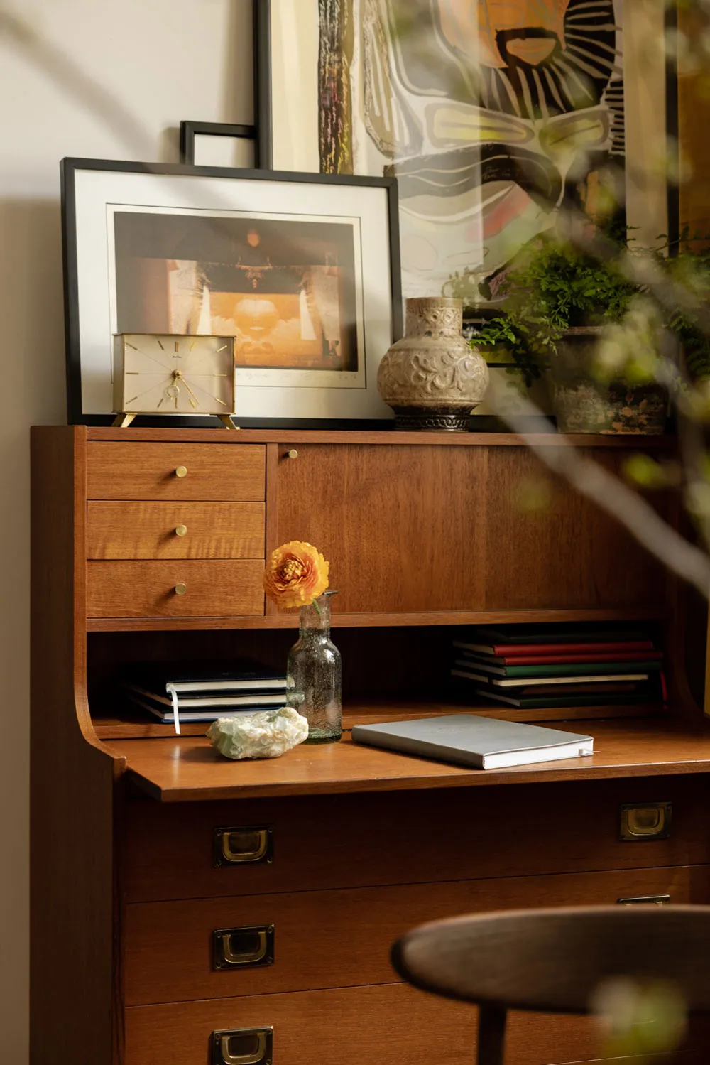 Muebles retro y tonos elegantes en el diseño de apartamentos en Varsovia - Gallery image 7