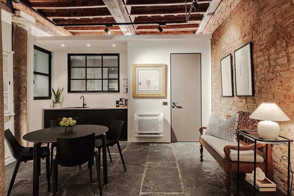 ईंट की मेहराब एवं स्तंभ: मिलान में 12वीं शताब्दी की इमारत में स्थित एक अद्भुत अपार्टमेंट - Gallery image 12