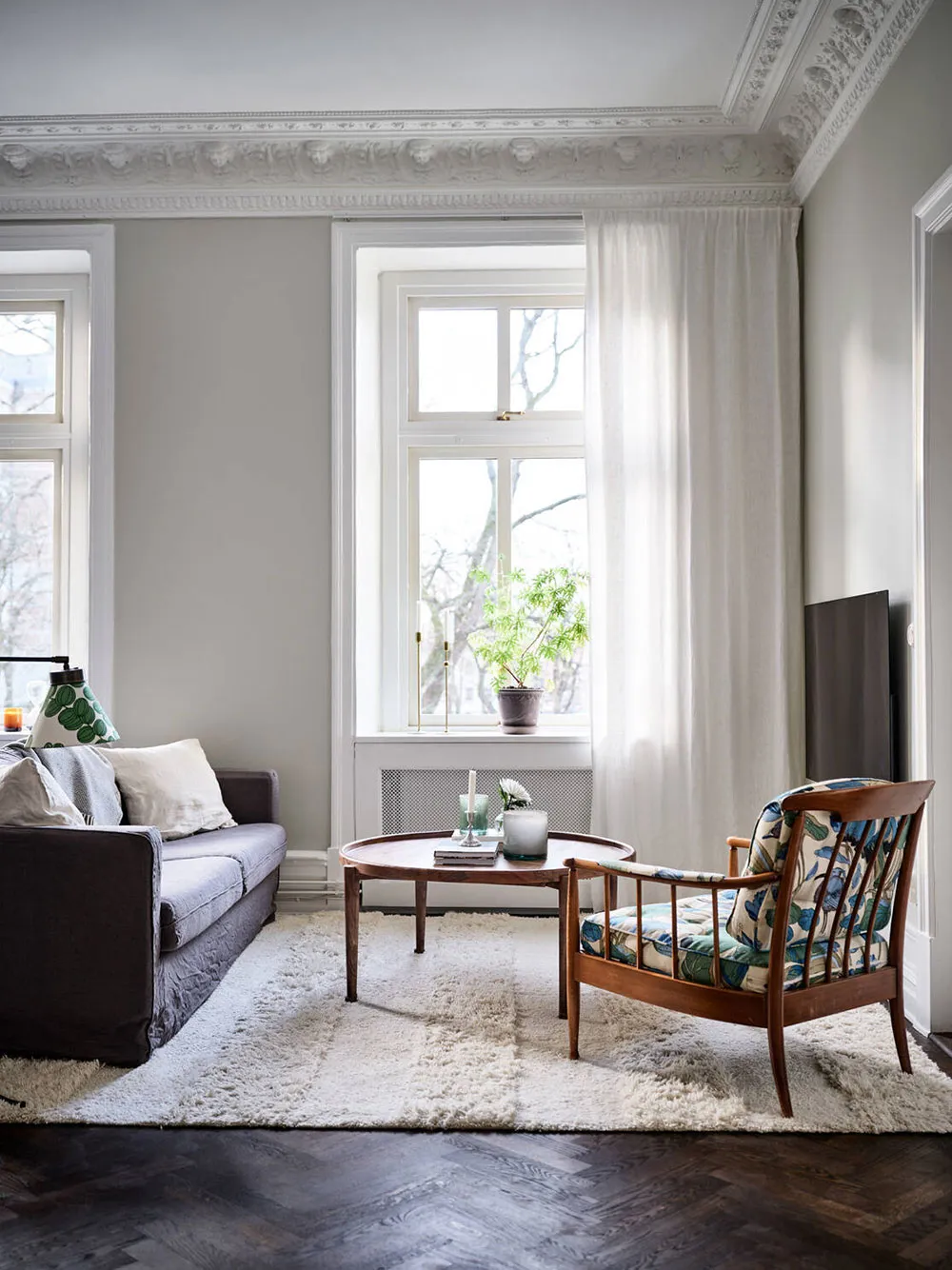 Open Layout and Luxurious Moldings: Characterful Apartment in Gothenburg (76 sqm) - Gallery image 15