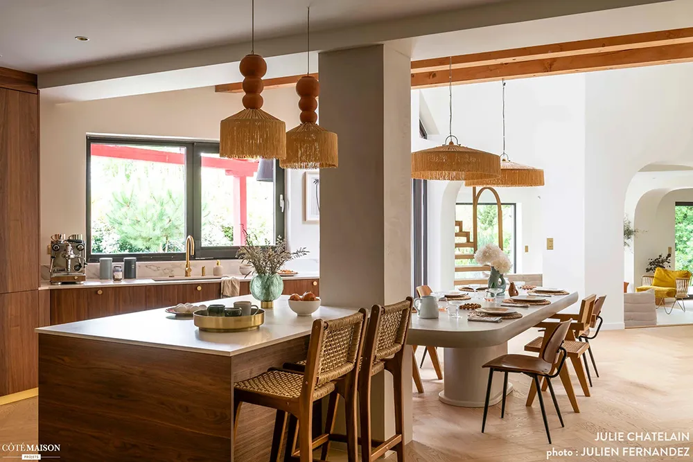 Design élégant dans des tons chauds pour une villa sur la côte atlantique de France - Gallery image 2