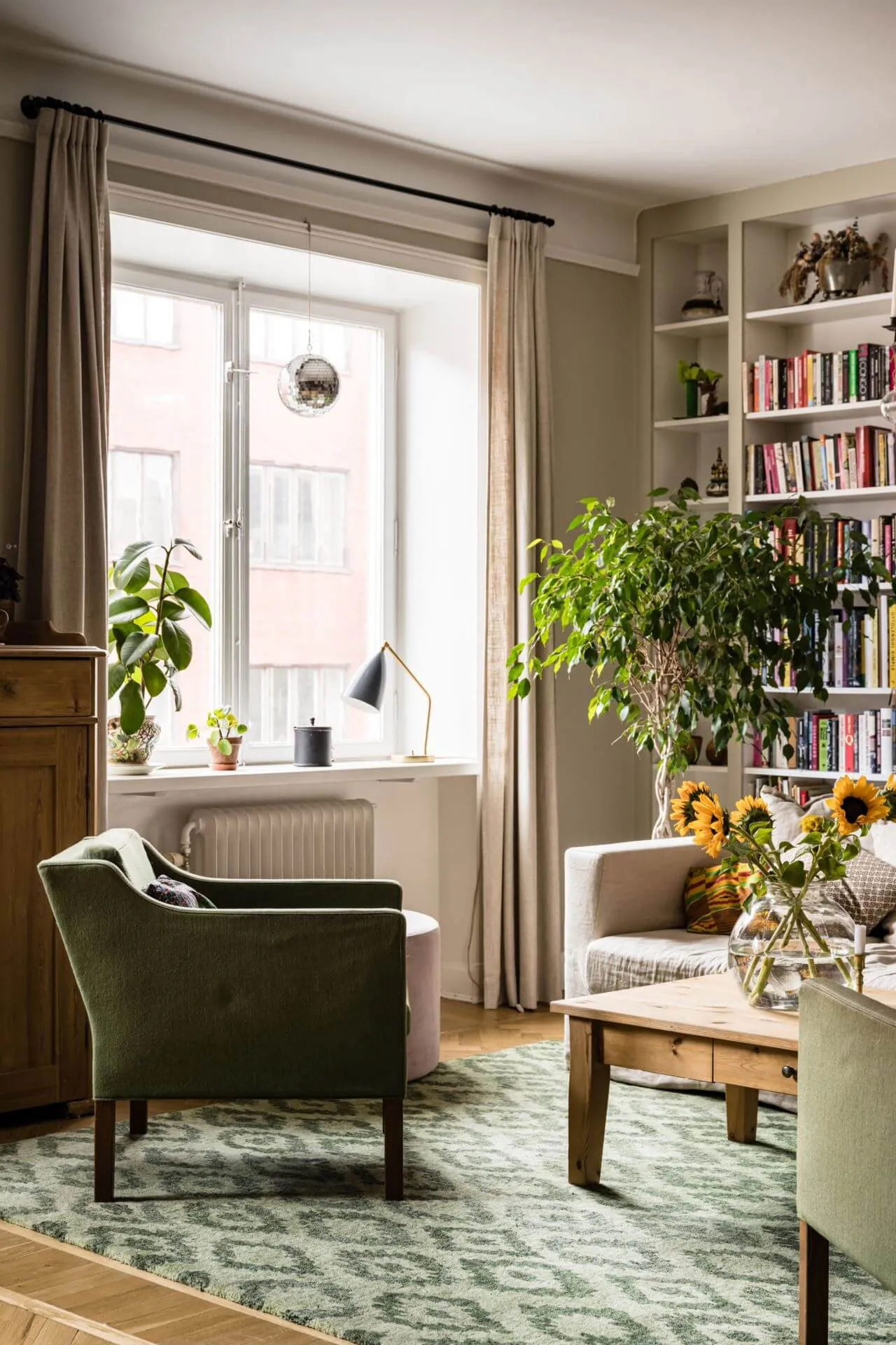 Cozy Scandinavian Interior with Large Library (98 sq. m) - Gallery image 3