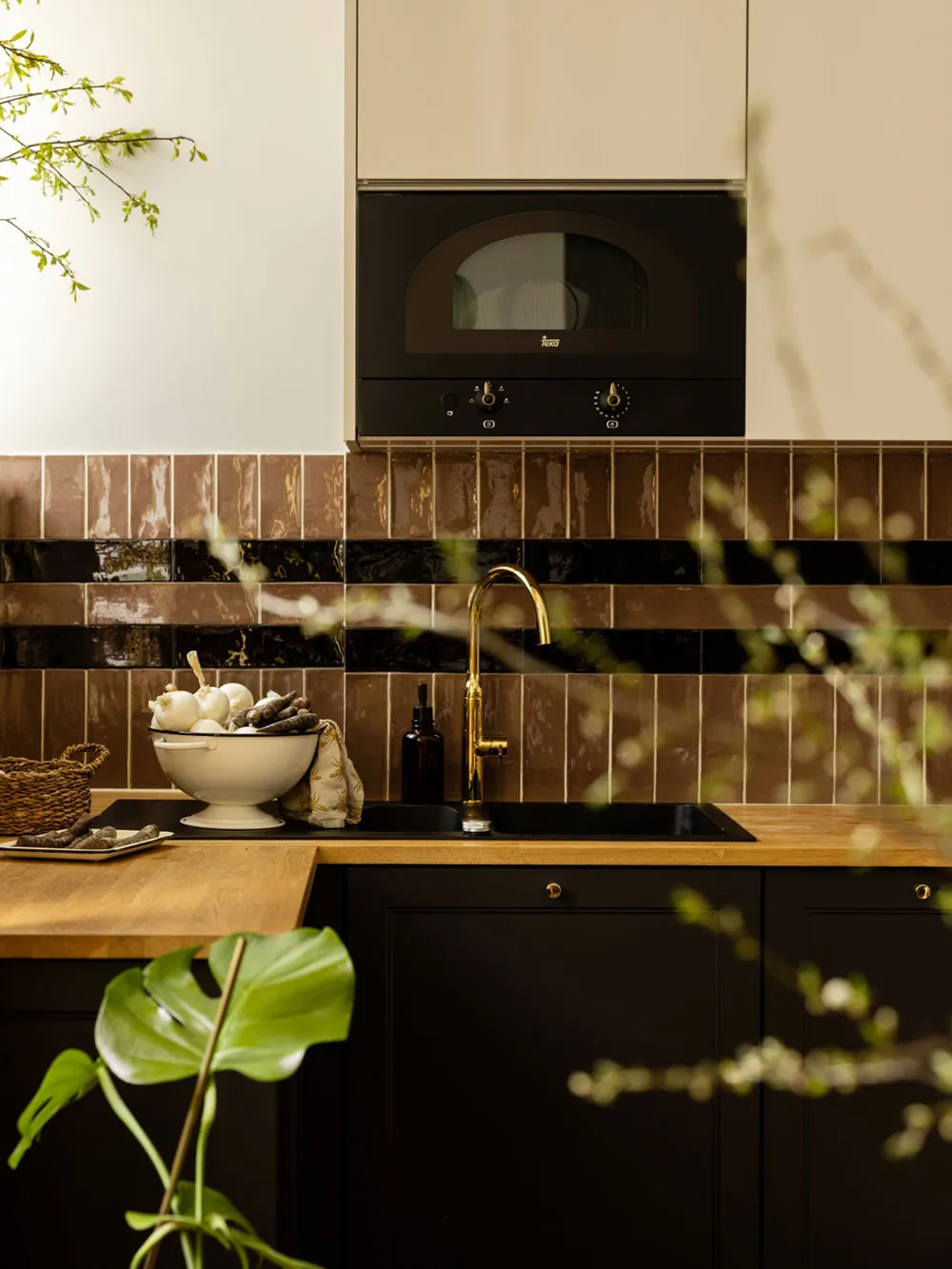 Muebles retro y tonos elegantes en el diseño de apartamentos en Varsovia - Gallery image 9