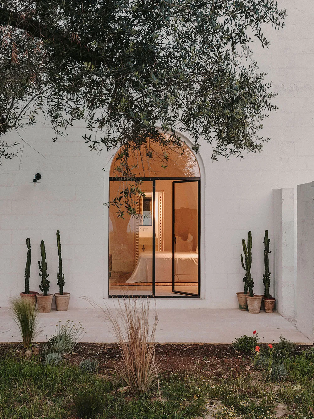 Прості лінії та аскетичний затишок у дизайні курортного будинку в Італії - Gallery image 32