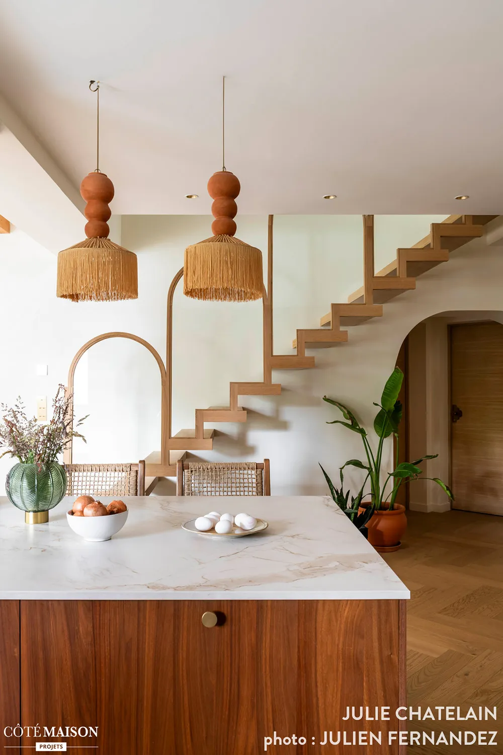 Design élégant dans des tons chauds pour une villa sur la côte atlantique de France - Gallery image 6