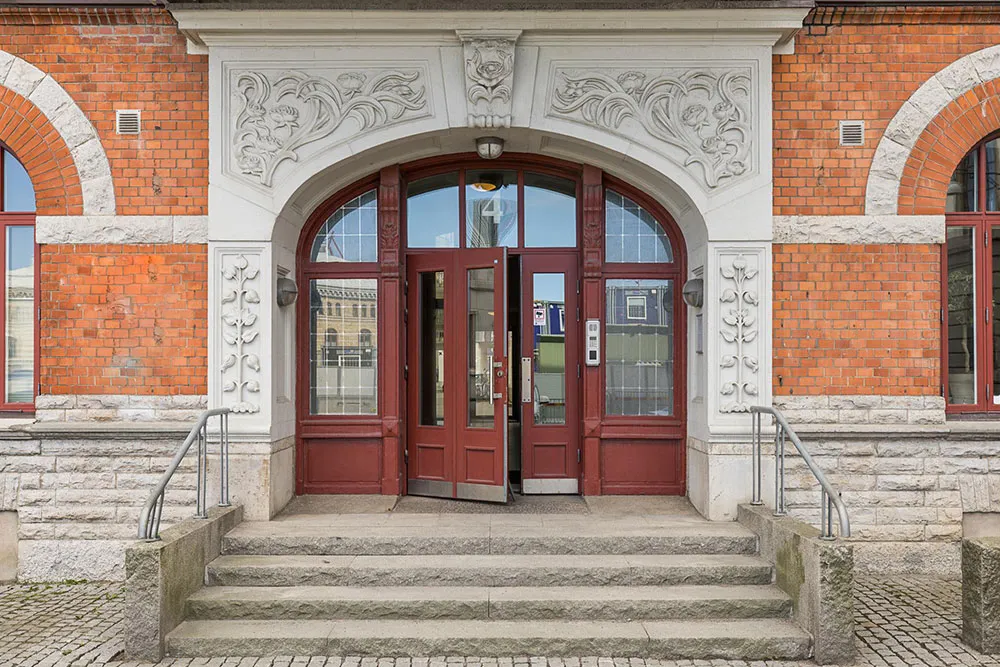 Hermosa unidad escandinava con paredes oscuras y techos altos (77 m²) - Gallery image 25