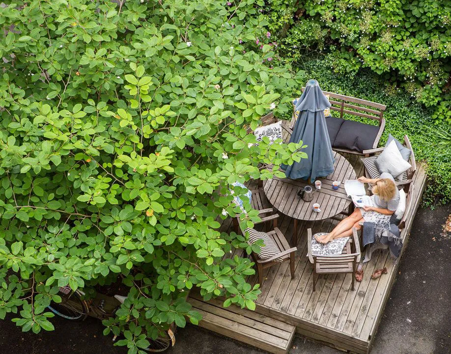 Różowe ściany i wintageowa witrażówka: uroczy mieszkanie w Szwecji (60 m²) - Gallery image 22