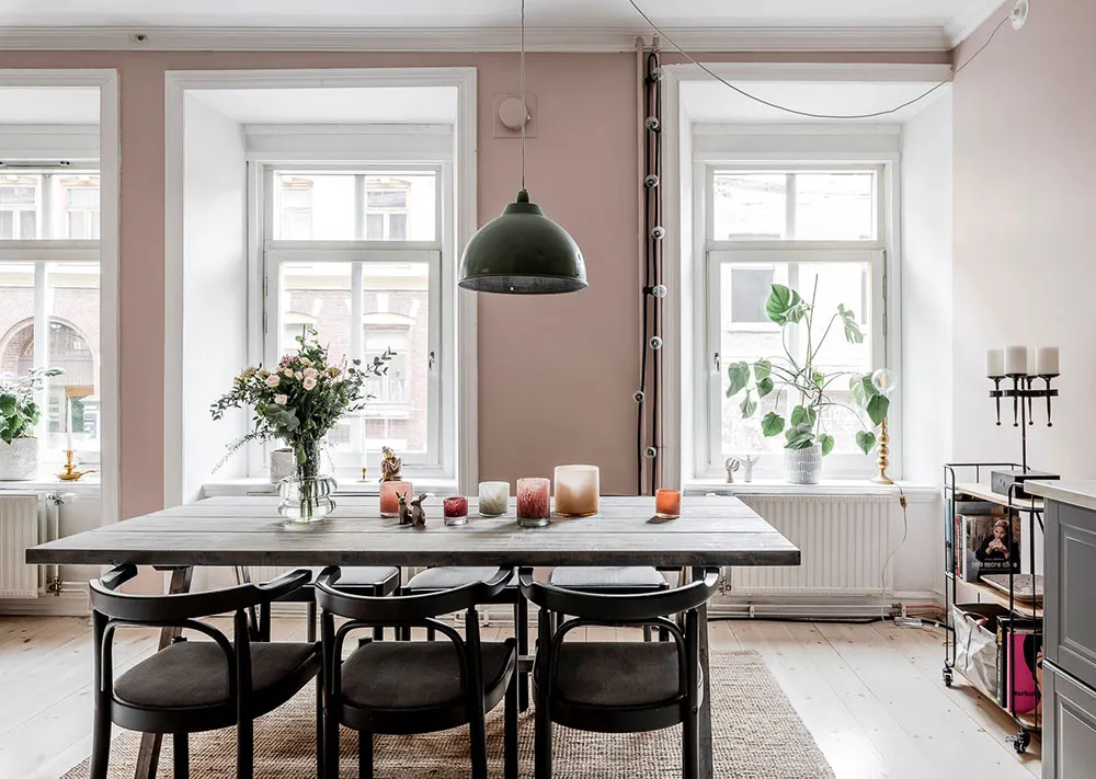 Różowe ściany i wintageowa witrażówka: uroczy mieszkanie w Szwecji (60 m²) - Gallery image 7