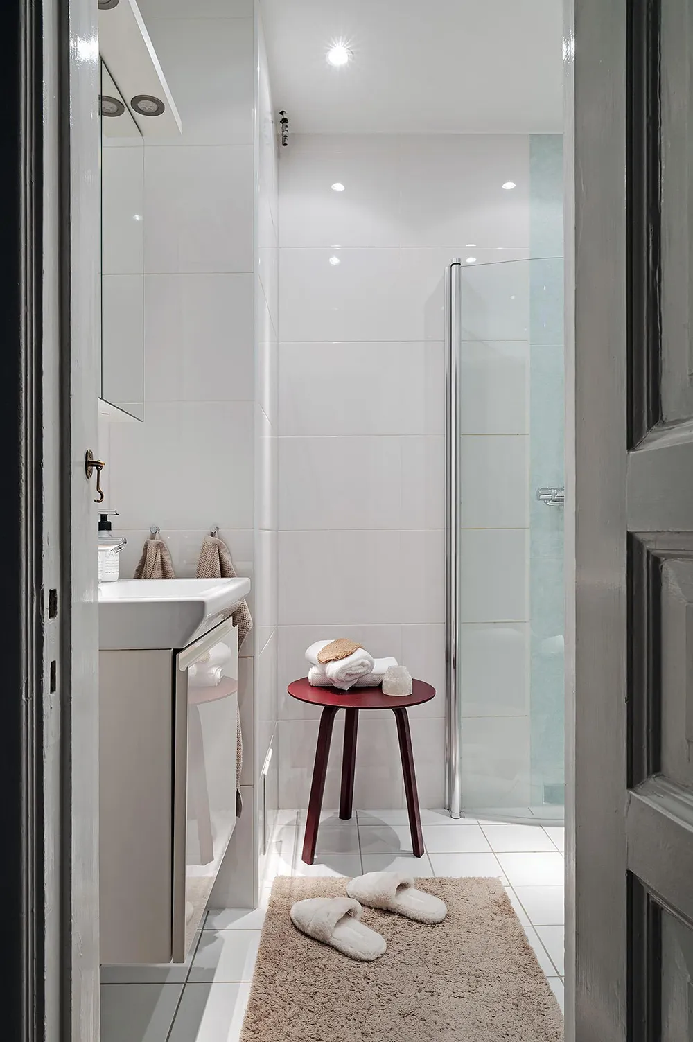 Скандинавская квартира с рыжими акцентами и зелёной обеденной - Gallery image 22