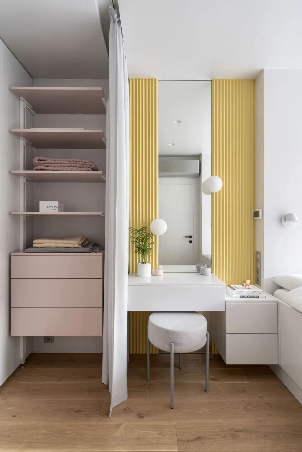 Rose, bleu, jaune : petite appartement à Kiev avec des accents pastel (32 m²) - Gallery image 10