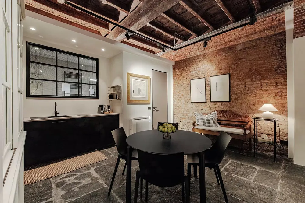 ईंट की मेहराब एवं स्तंभ: मिलान में 12वीं शताब्दी की इमारत में स्थित एक अद्भुत अपार्टमेंट - Gallery image 10