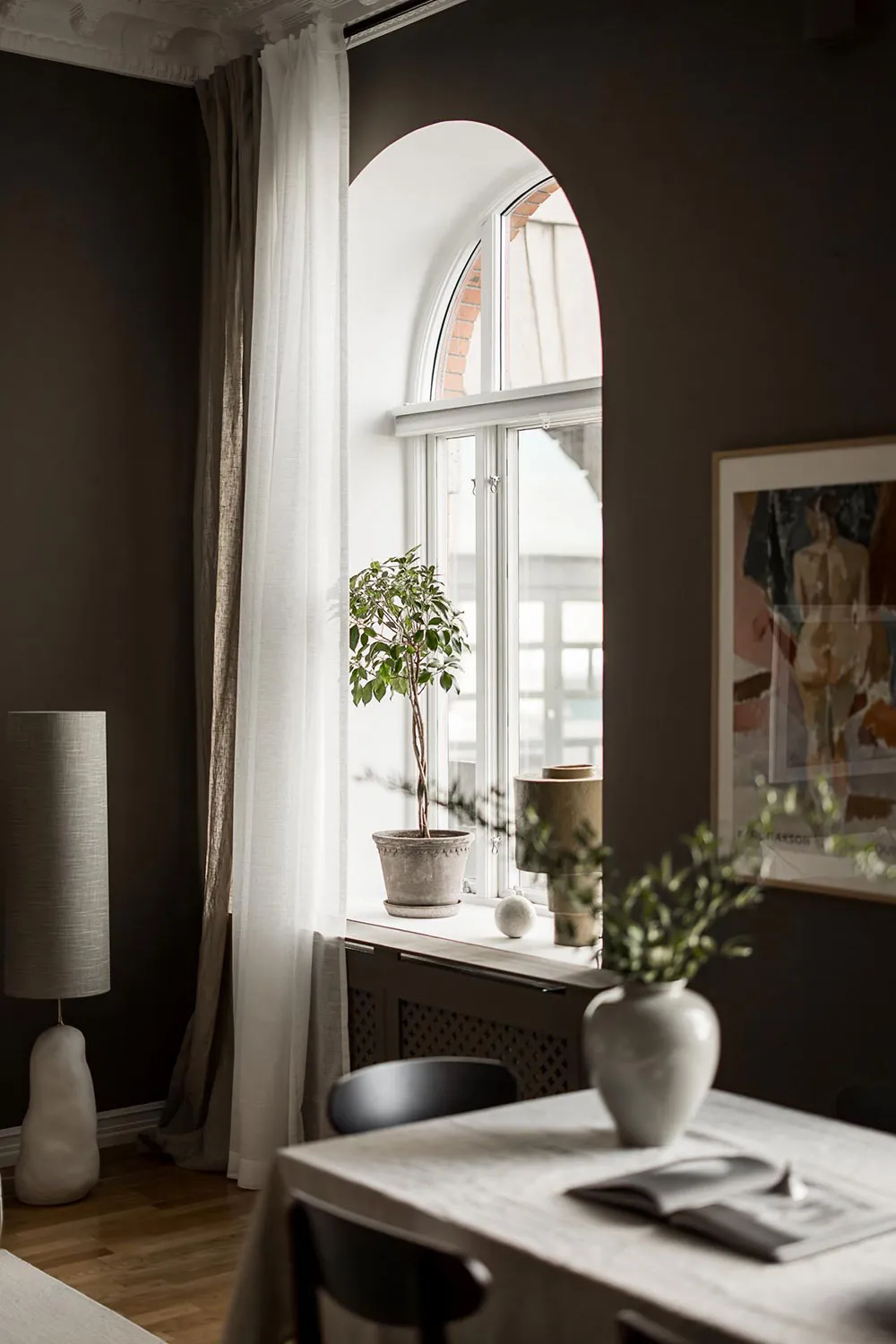 Hermosa unidad escandinava con paredes oscuras y techos altos (77 m²) - Gallery image 13