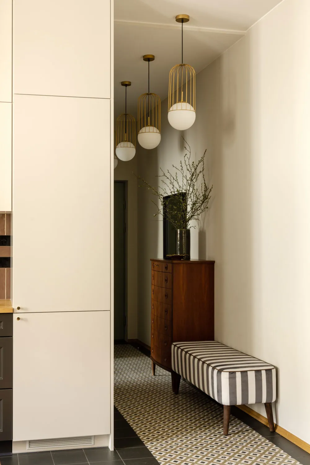 Muebles retro y tonos elegantes en el diseño de apartamentos en Varsovia - Gallery image 6