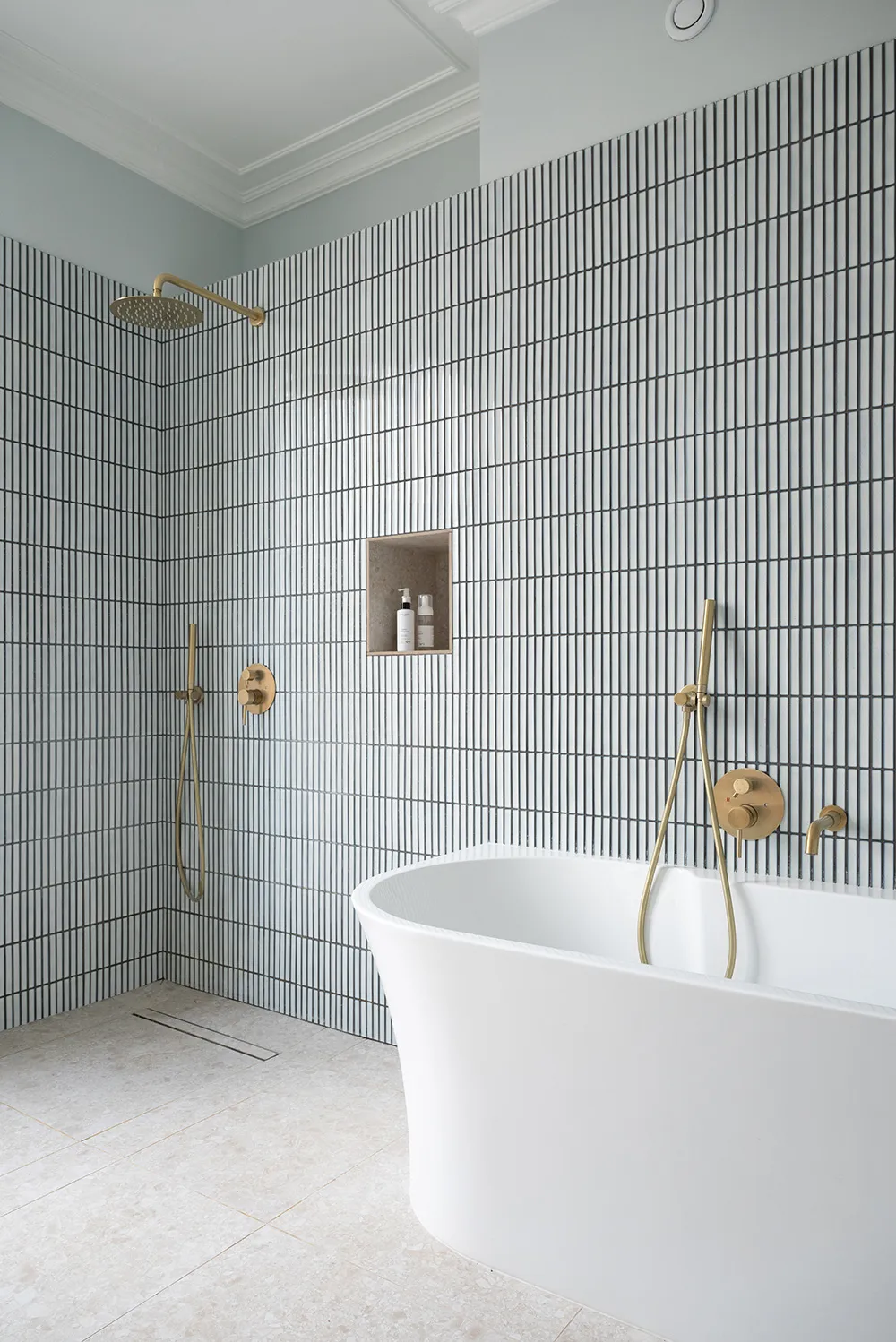 Светлое обновление старинного семейного дома в пригороде Парижа - Gallery image 16